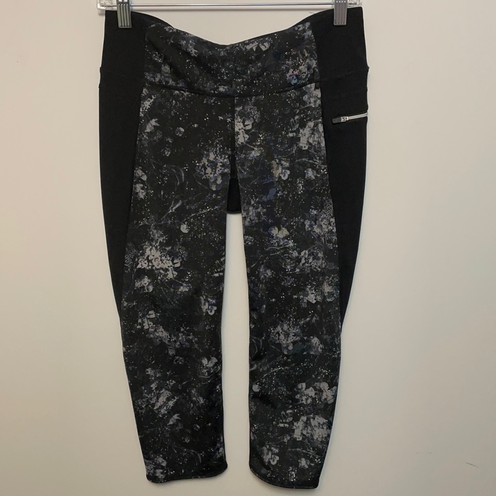 𝅺FREE Country Free 2 B Cropped Black,  Gray, and Blue Leggings, Size Medium